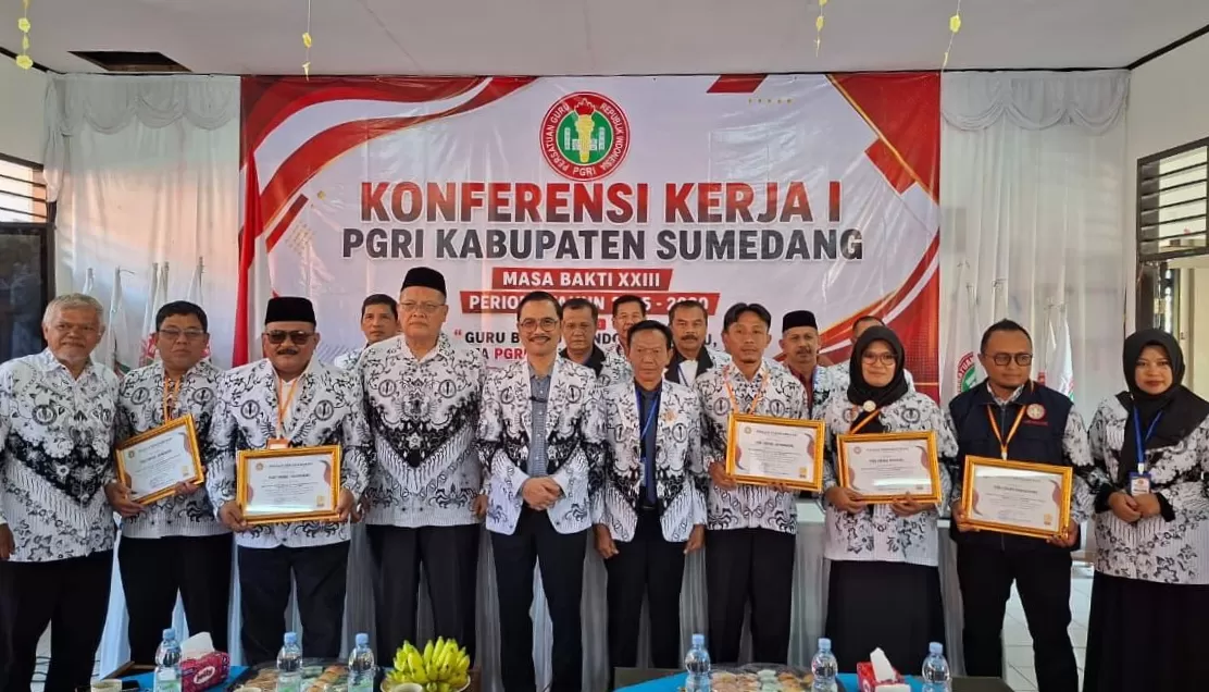 Kepala Dinas Pendidikan Kabupaten Sumedang, Eka Ganjar Kurniawan (tengah) saat Hadiri Konferensi 1 PGRI Sumedang (Foto : Istimewa) 