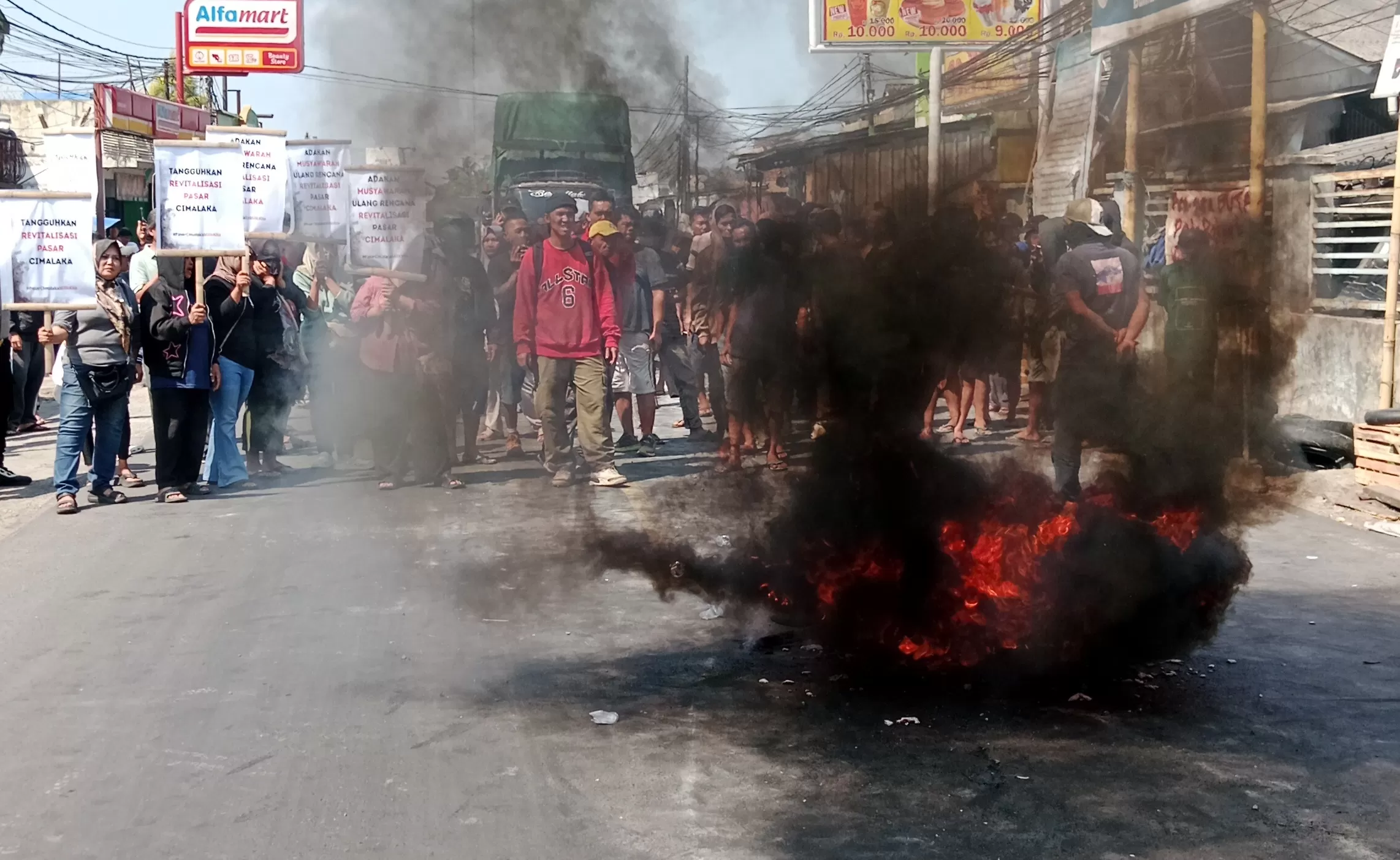 Bentuk Protes Warga Pasar Cimalaka denga Bakar Ban di Depan Pasar (Foto : Istimewa) 