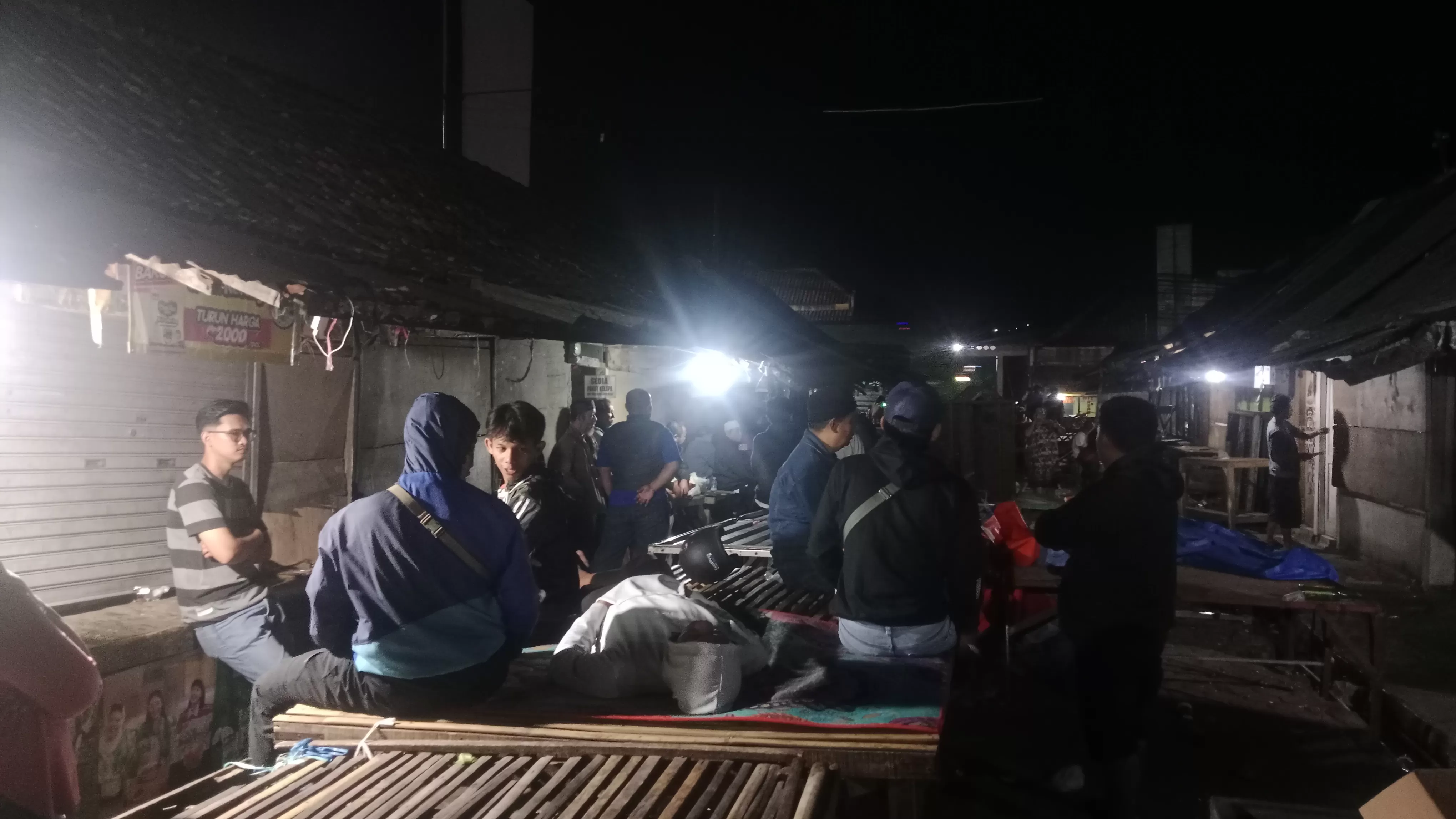 Situasi Didalam Pasar Cimalaka Pukul 22.47 WIB (Foto : Istimewa) 