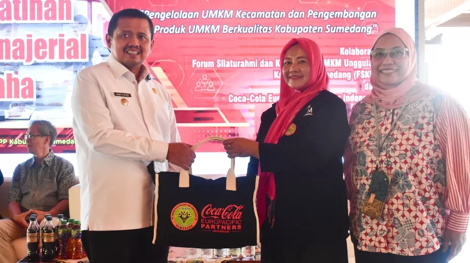 Momen Penyerahan Cendramata Dalam Pembukaan Pelatihan UMKM di Pendopo IPP Sumedang, Rabu 8 Juli 2026.(foto:istimewa) 