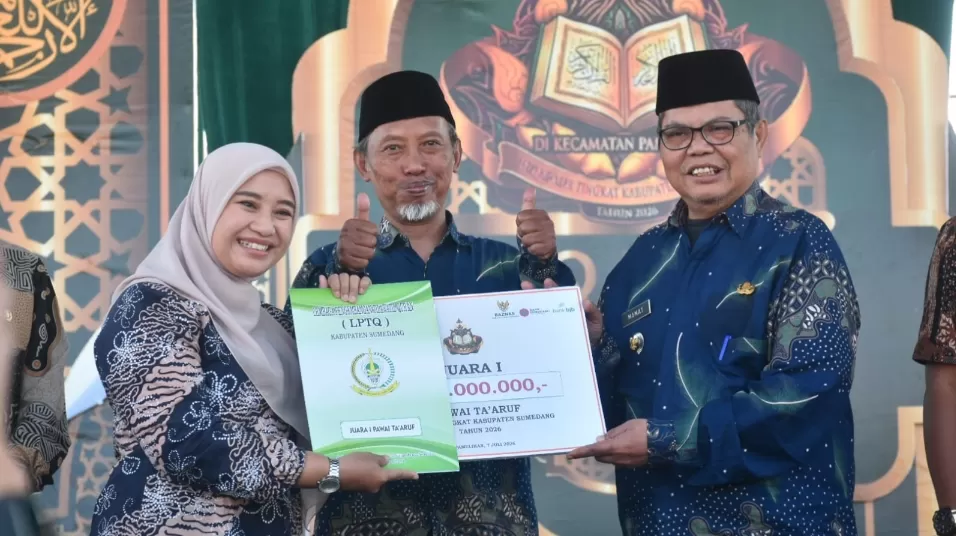 Moment pemberian apresiasi dari Pemkab Sumedang kepada pemenang. (Foto: Istimewa) 