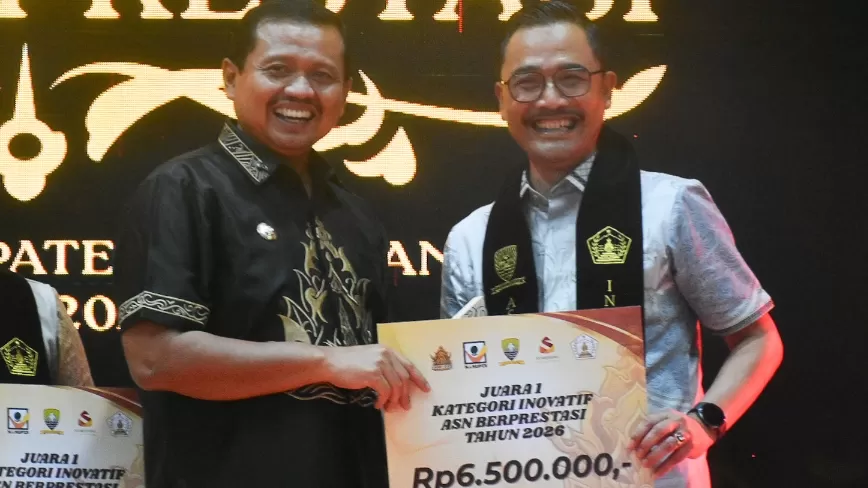 Potret penyerahan penghargaan secara simbolis oleh bupati kepada para ASN Inovatif, Kamis (16/07/2026). (Foto: Istimewa) 
