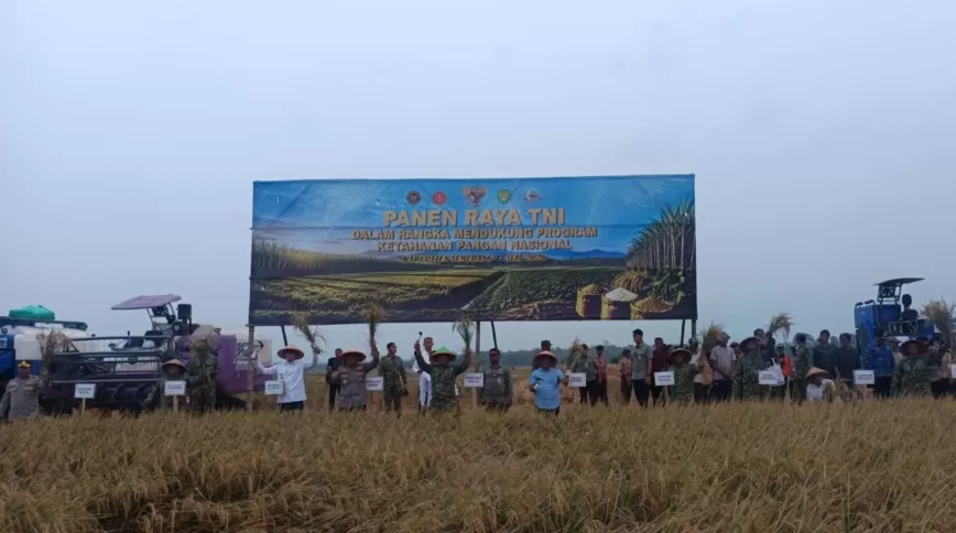 Pangdam III/Siliwangi Mayjen TNI Kosasih saat memimpin prosesi Panen Raya TNI di Desa Palasari, Kecamatan Ujungjaya, Kabupaten Sumedang, Jawa Barat, Jumat (17/7/2026). (Foto: Dok. Kodam III/Siliwangi)