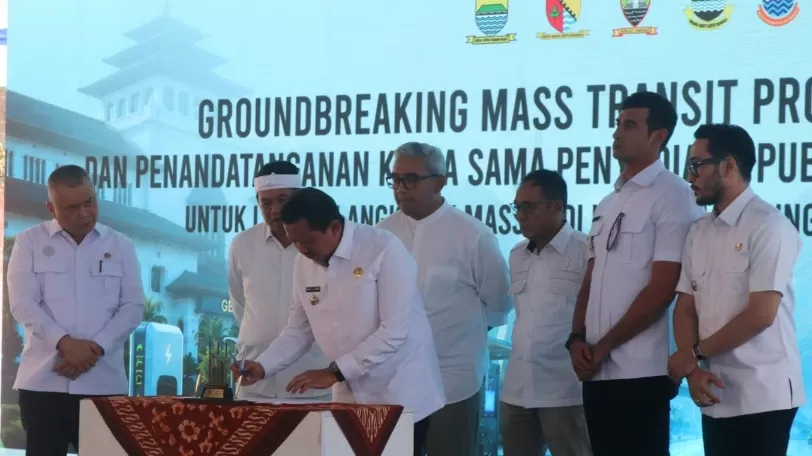 Penandatanganan berlangsung dalam acara peletakan batu pertama (groundbreaking) Proyek Angkutan Massal Indonesia (MASTRAN) di Terminal Leuwi Panjang, Bandung. (Foto: Istimewa) 