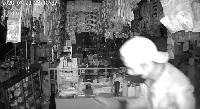 Tangkapan Layar Video CCTV Pemilik Warung yang Menjadi Korban Maling (Foto : Istimewa) 
