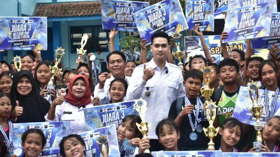 Foto bersama, Wabup Sumedang M Fajar Aldila bersama peserta Spendasu Basketball, (foto: ist) 