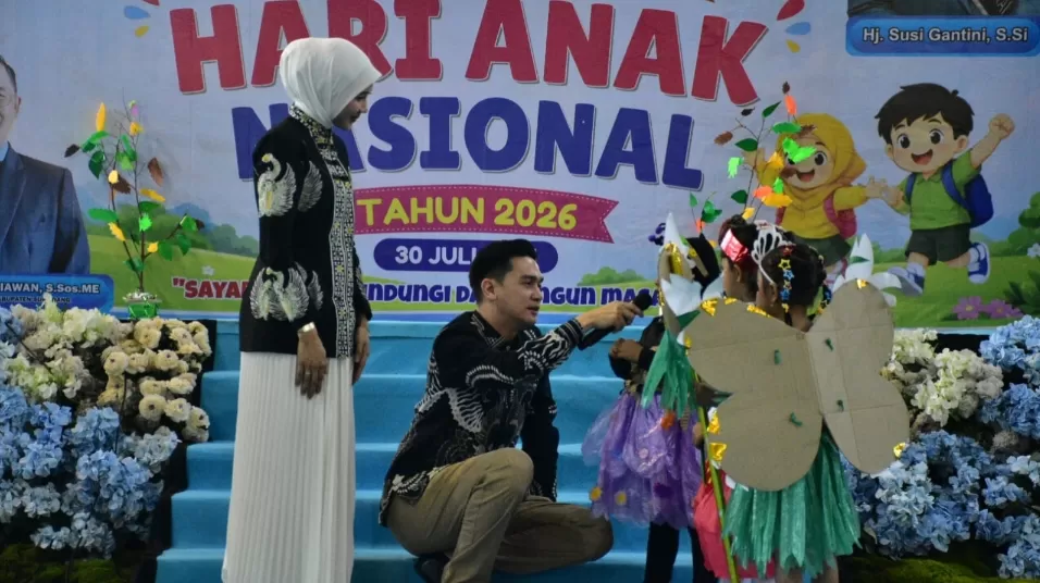Wakil Bupati Sumedang M Fajar beserta Istrinya sedang berkomunikasi kepada Anak-anak pada momen HAN di GOR Tadjimalela, Kamis (30/07/2026). 