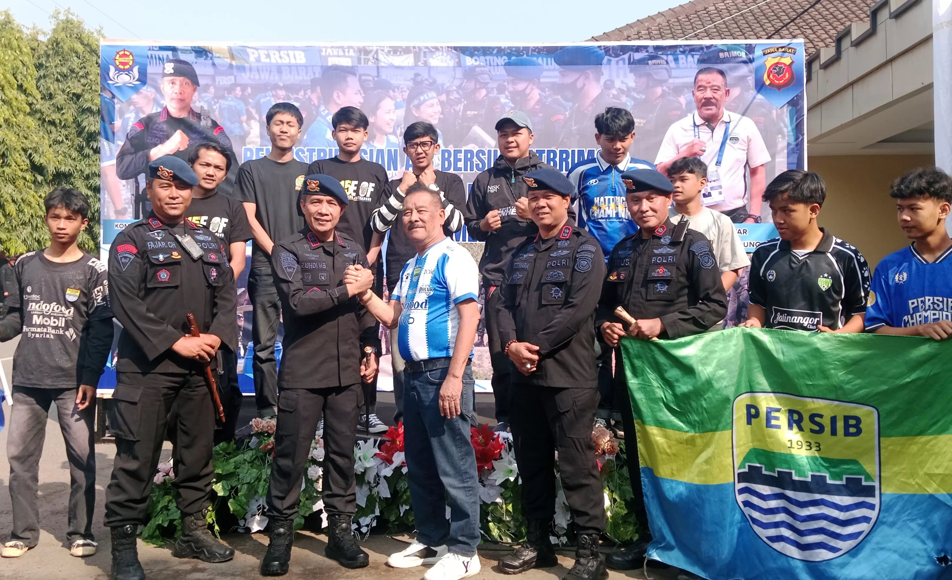 Brimob Polda Jabar dan Bobotoh Persib Salurkan Air Bersih ke Tiga Wilayah Terdampak Kekeringan di Sumedang (Foto : Istimewa) 
