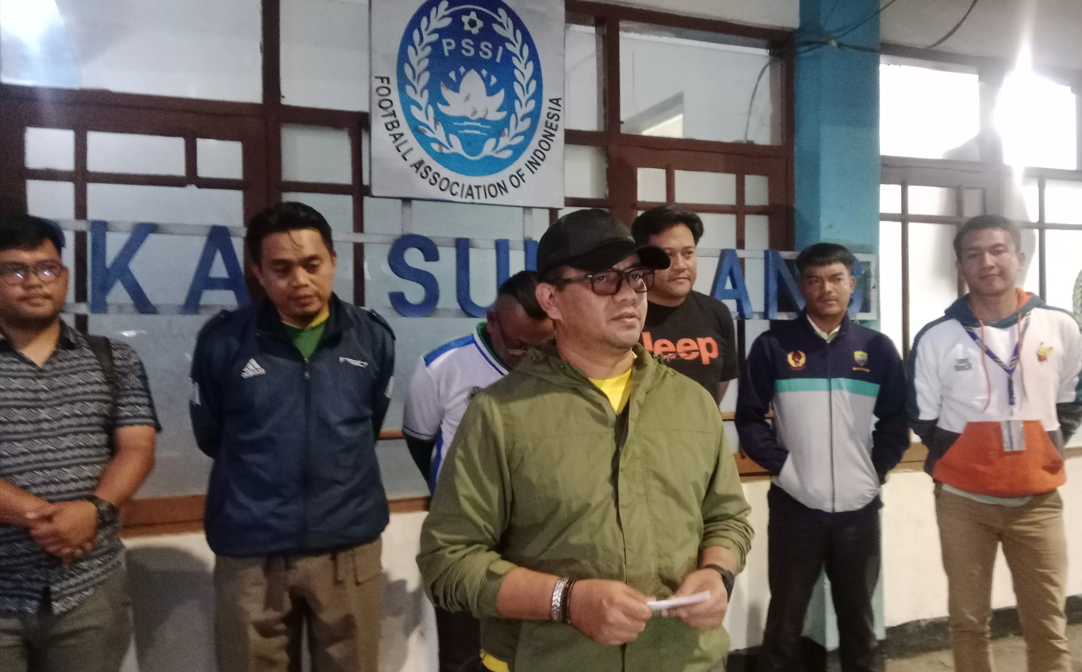Plt Ketua Askab PSSI Sumedang, Taufik Risnandar saat Diwawancarai Awak Media (Foto : Istimewa) 