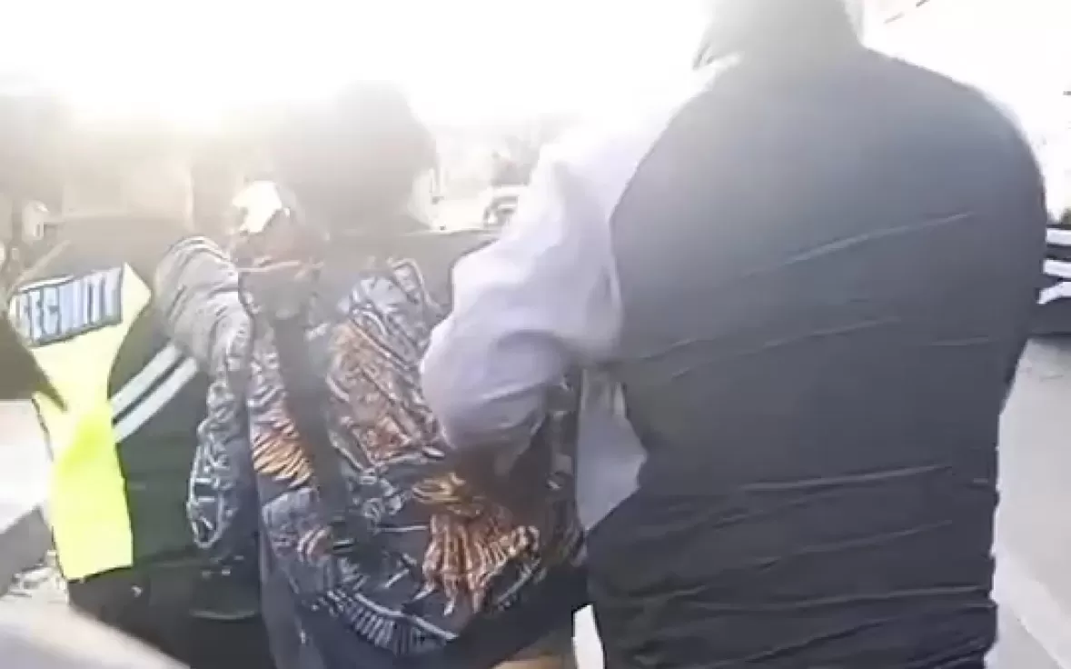 Petugas dan warga mengamankan pria yang diduga melakukan pencurian di Alfamart Duta Family, Parakanmuncang, Cimanggung, Selasa (7/7/2026). Kasus tersebut diselesaikan secara kekeluargaan dan tidak dilanjutkan ke proses hukum. (Istimewa)