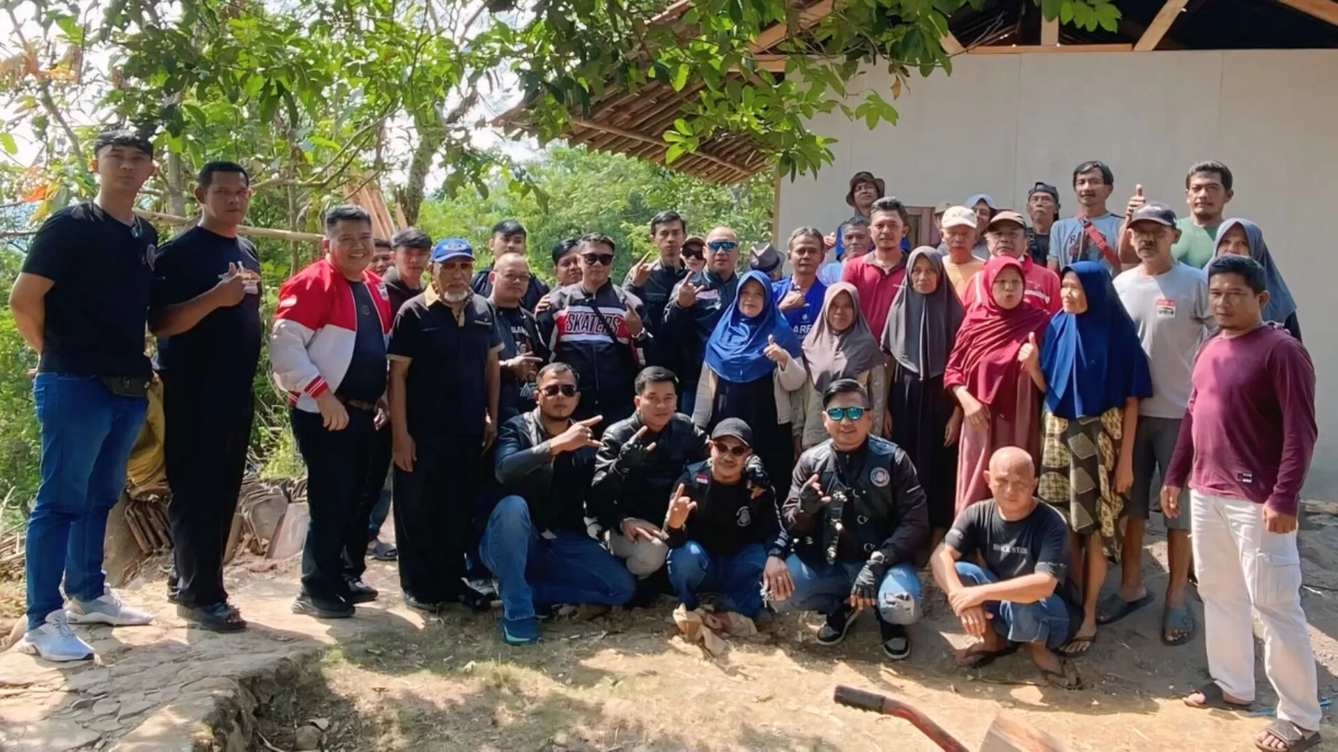Foto bersama Komunitas Lendeng N D'Gank District Sumedang saat menyalurkan donasi bantuan Rutilahu. (Foto : Istimewa)