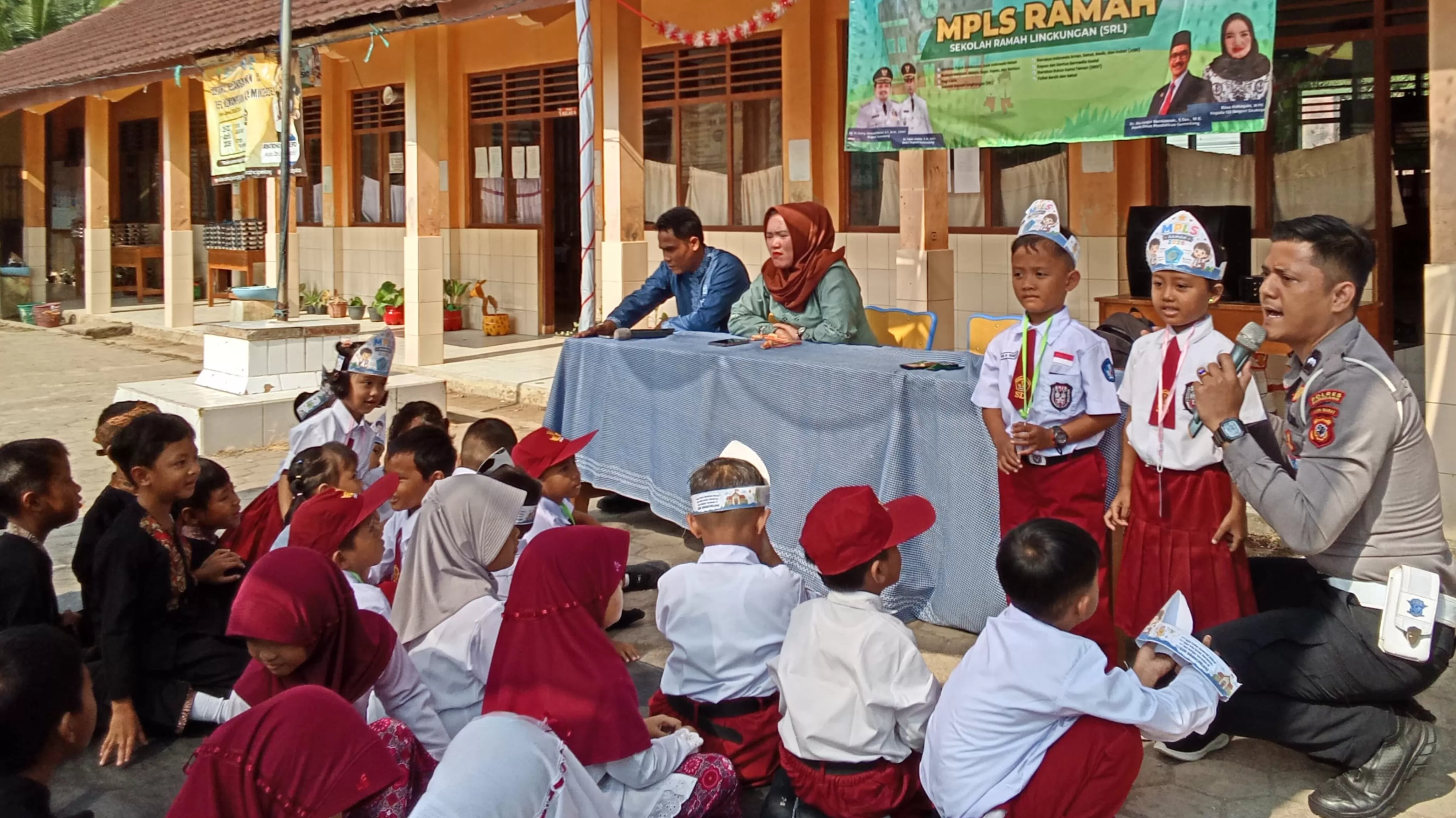 Anggota Satlantas Polres Sumedang, Aipda Dadan Ali Ramdani saat seminar Edukasi Pemilahan Sampah di SDN Sirah Cipelang. (Foto : Istimewa)