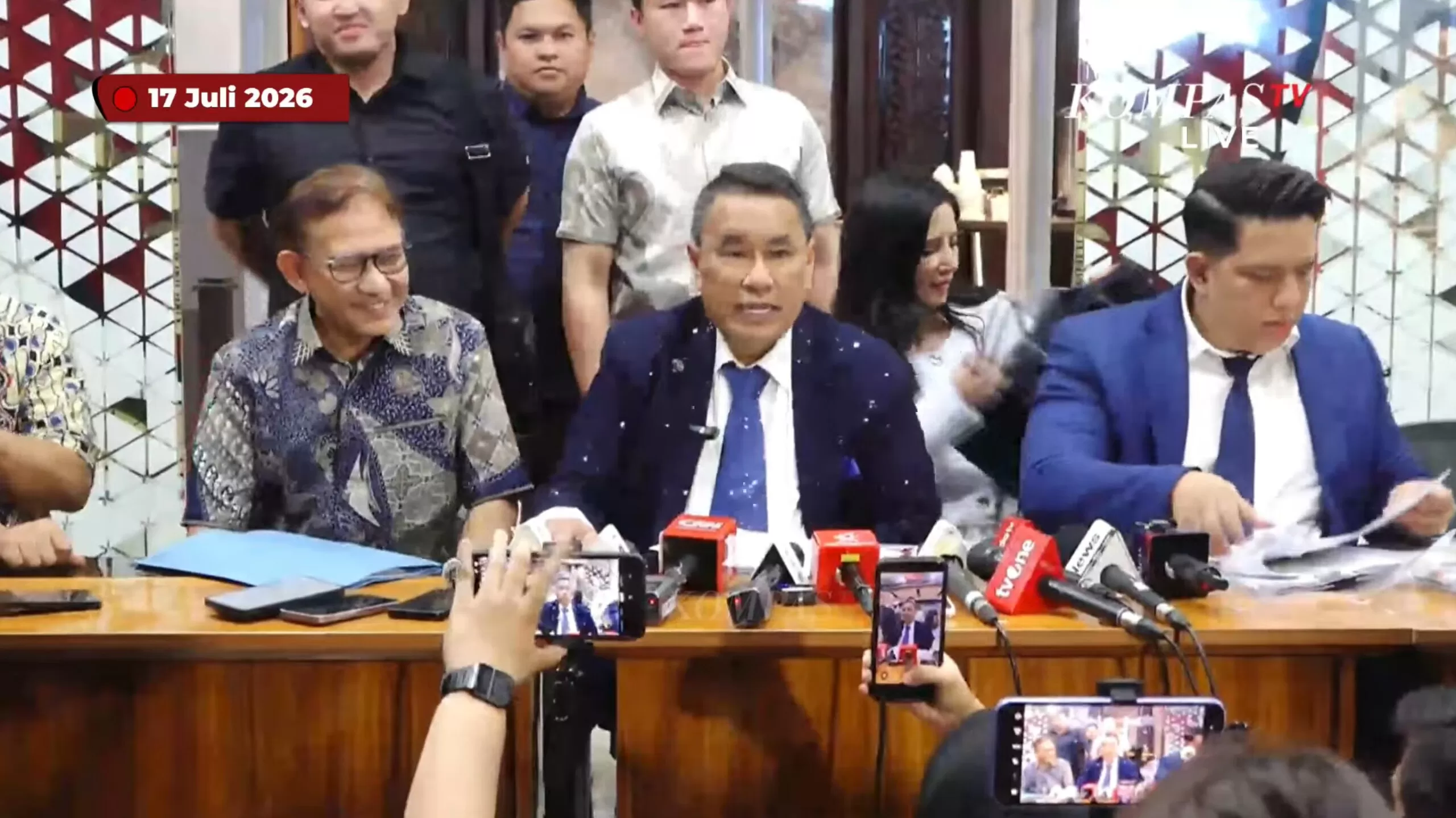 Pengacara Hotman Paris saat konferensi pers kasus mantan Jampidsus Kejagung. (Foto : Screenshot YouTube KompasTV)