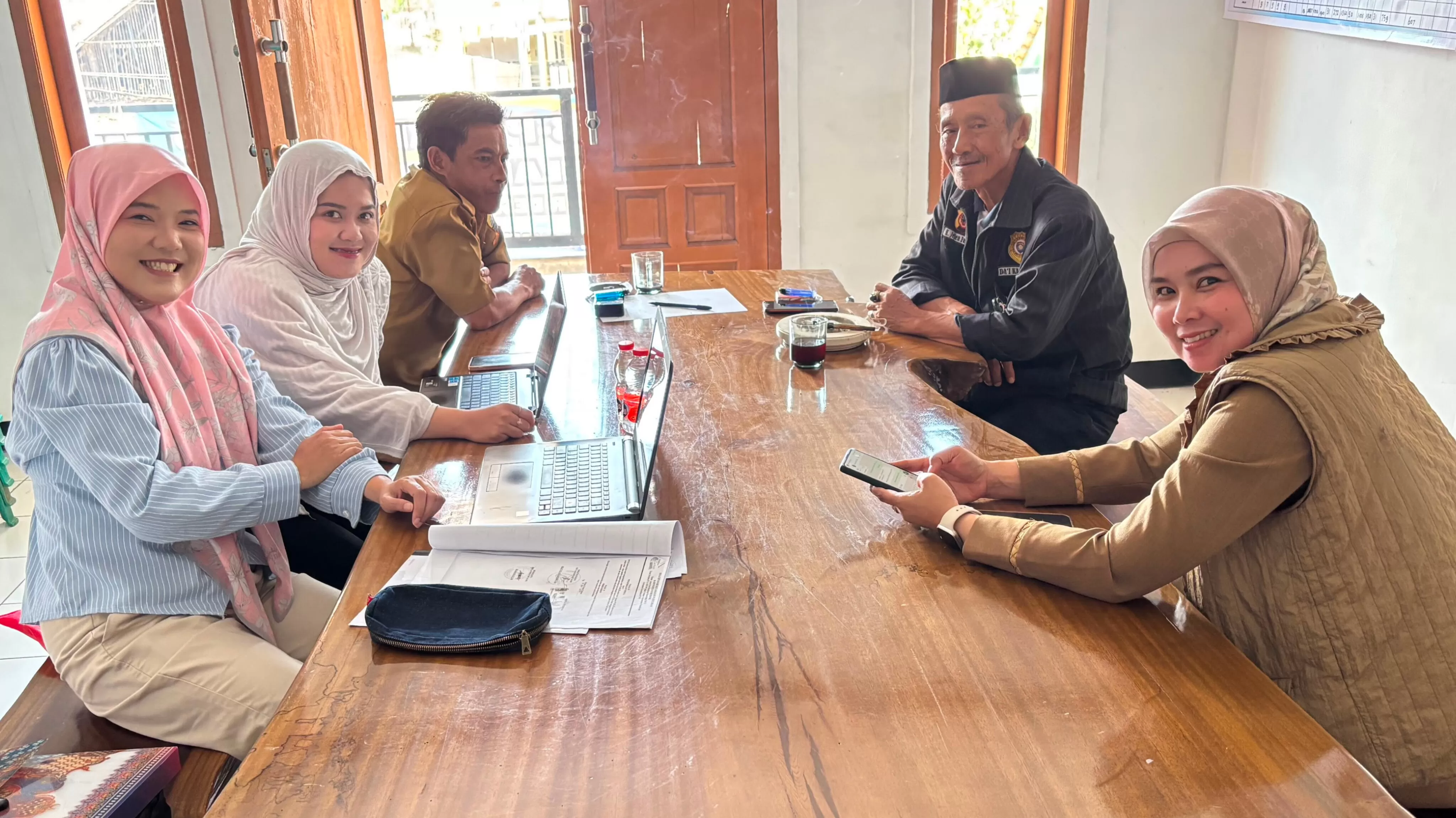Para pengurus, pembina dan penasehat BUMDes Cipta Mandiri desa Ciptasari. (Foto : Istimewa)