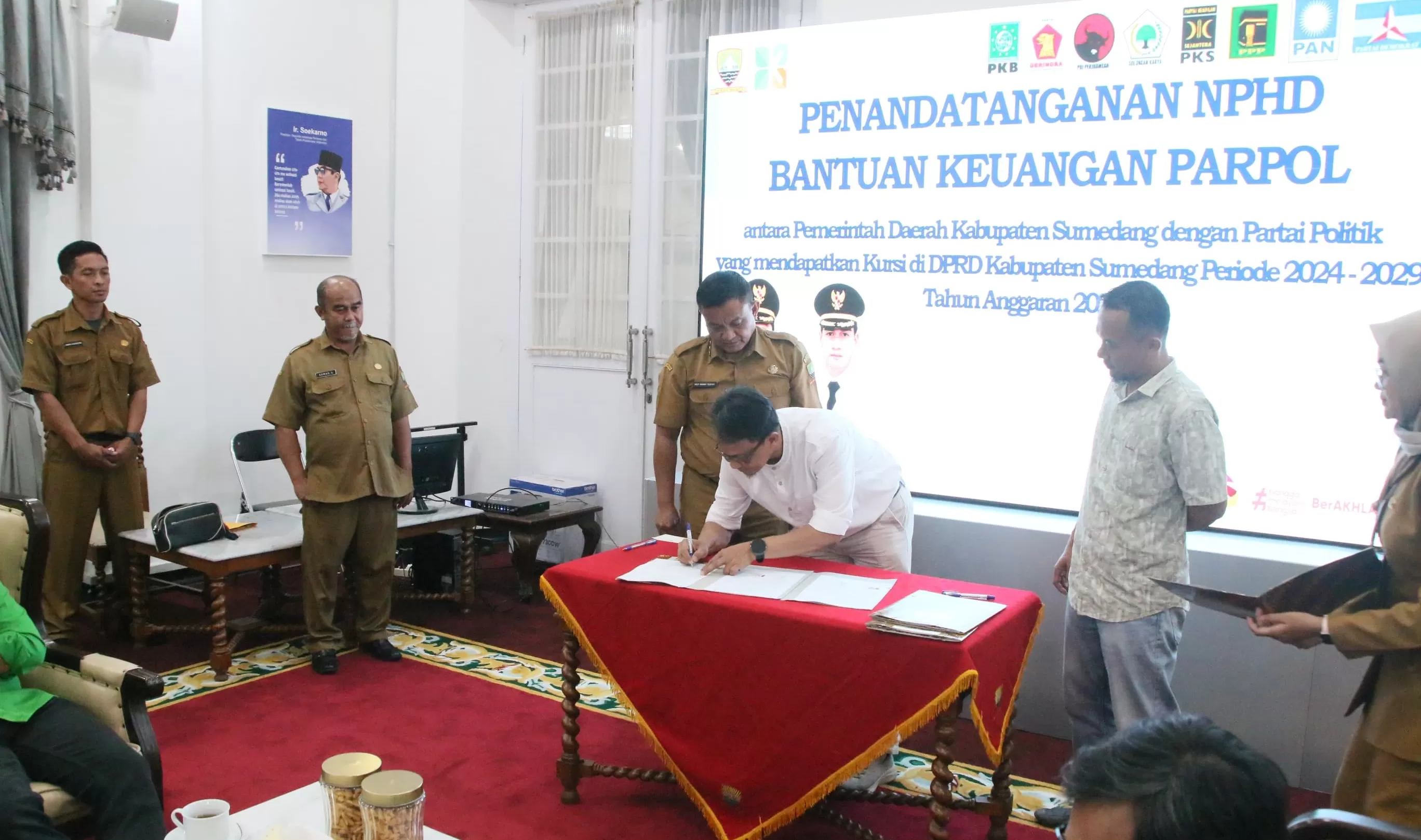 Penandatanganan Naskah Perjanjian Hibah Daerah (NPHD) Bantuan Keuangan Partai Politik Tahun Anggaran 2026 di Gedung Negara Sumedang (Foto : Istimewa) 