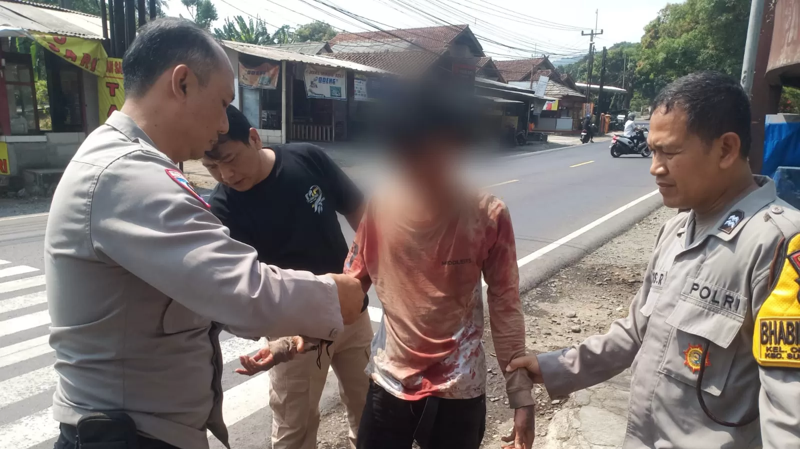 Salah Seorang yang Terlibat Tragedi Perkelahian di Pasanggrahan Tampak Bercucuran Darah Akibat Dipukul Botol Miras (Foto : Istimewa) 