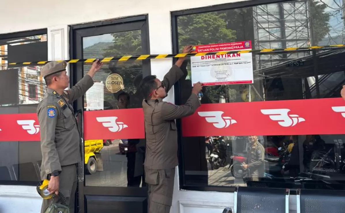 Penyegelan lokasi pickup point PT Bhinneka Sangkuriang Transport oleh Satpol PP Kabupaten Sumedang (Foto : Istimewa) 