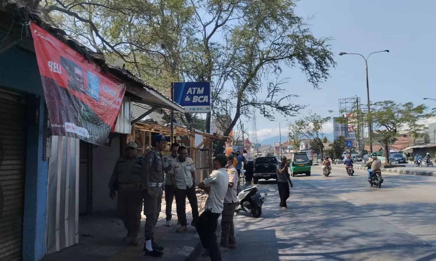 Satpol PP Sumedang Sita 93 Botol Miras Saat Deadline Bongkar Mandiri Bangunan Liar di Cipacing Jatinangor (Foto : Istimewa) 