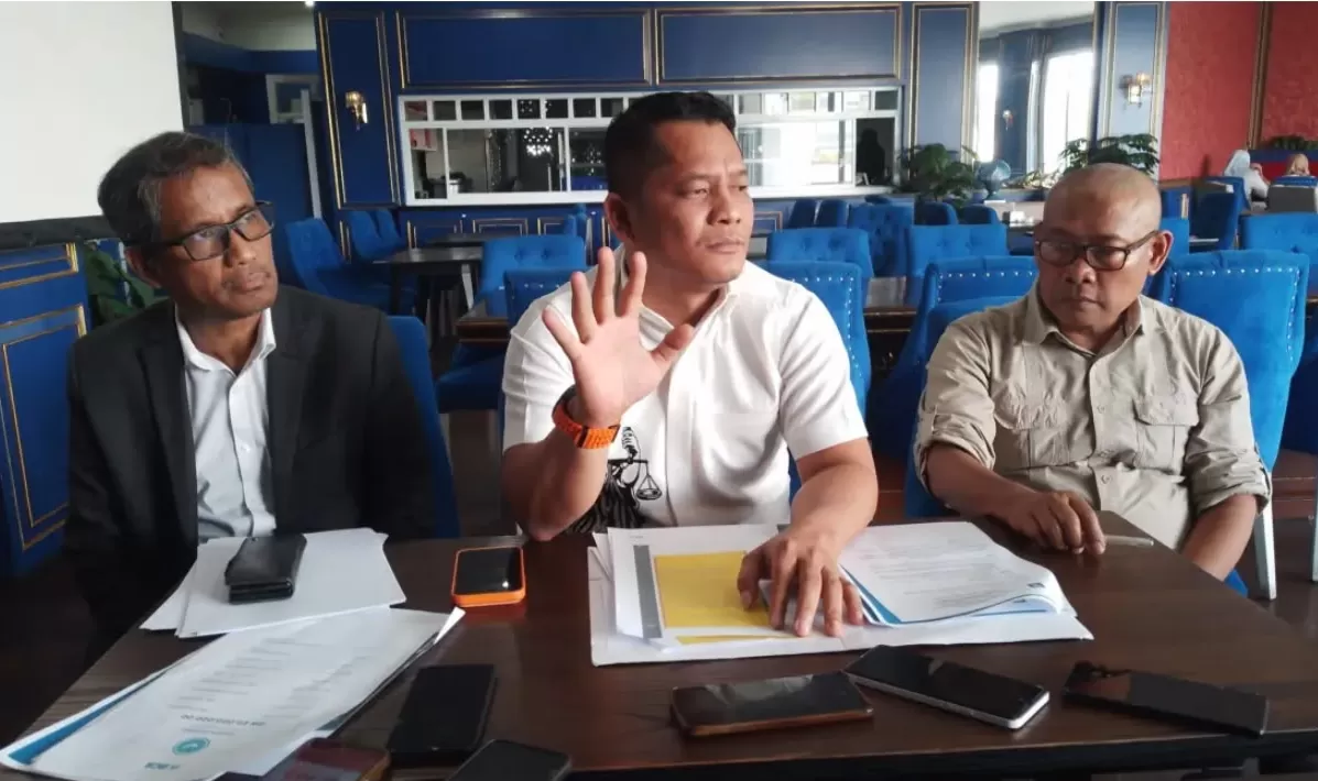 Kuasa Hukum Wakil Gubernur Jawa Barat, Jandri Ginting (tengah) (Foto : Istimewa) 