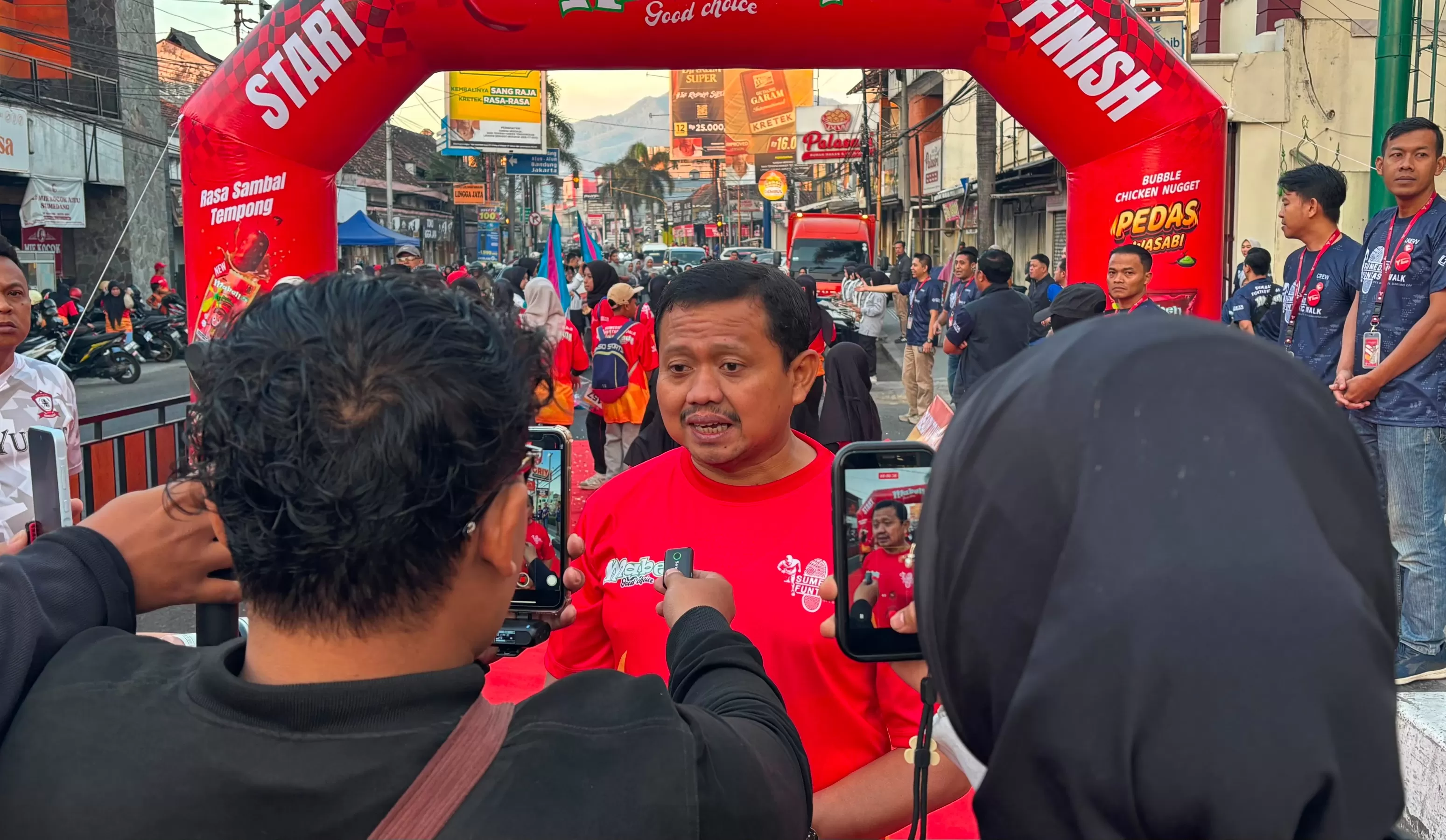 Bupati Sumedang Dony Ahmad Munir saat Diwawancarai Tahu Ekspres di Acara Funtastic Walk (Foto : Istimewa) 