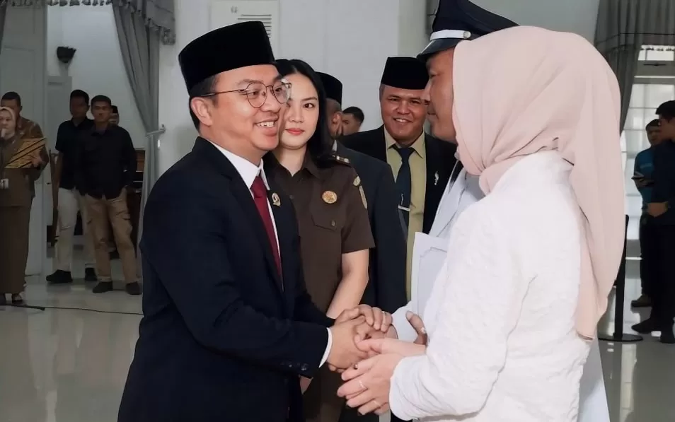 Wakil Ketua DPRD Sumedang, Ruli Aditya saat Menghadiri Pelantikan Kades Cintamulya dan Banyuresmi di Gedung Negara (Foto : Istimewa) 