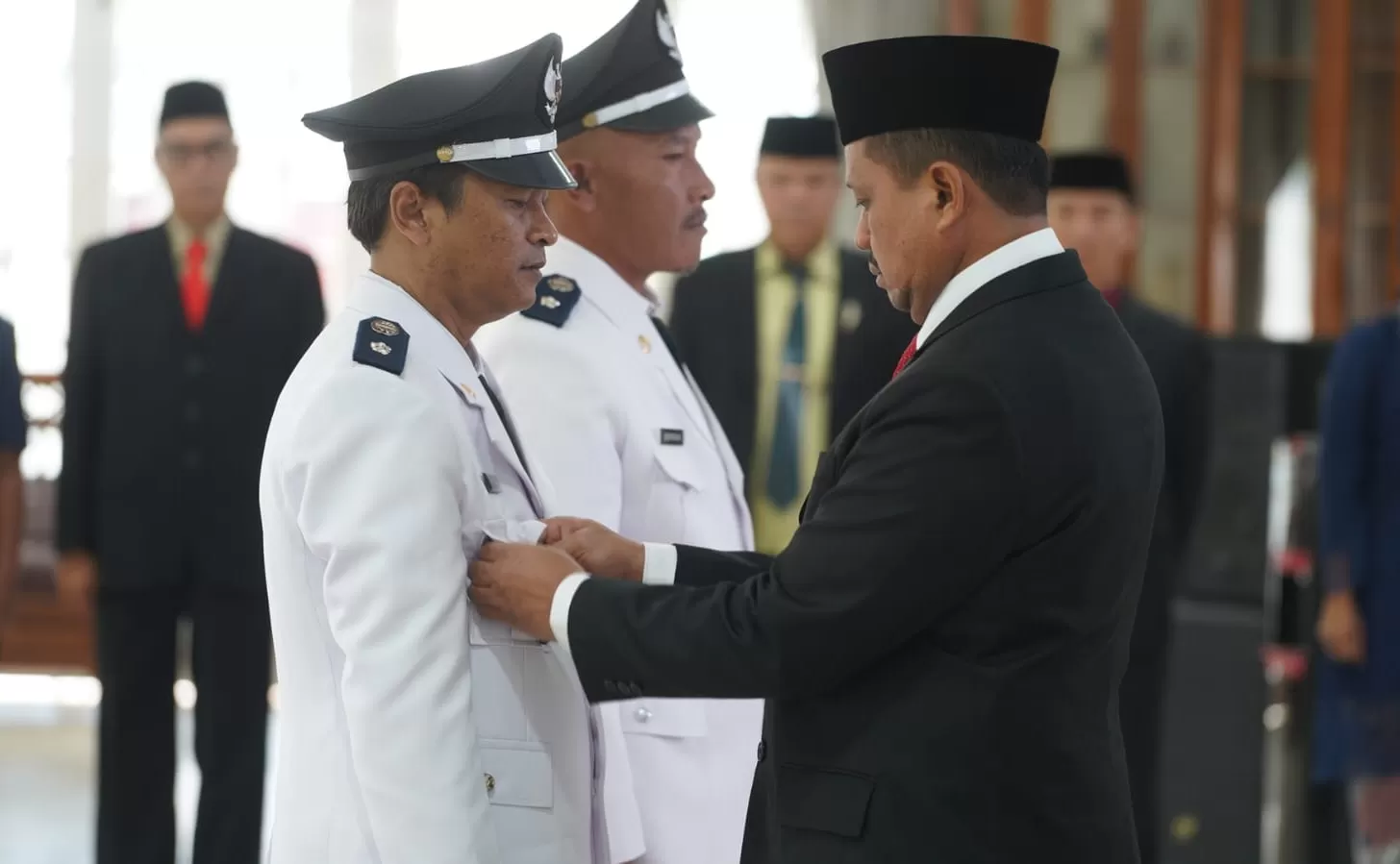 Bupati Sumedang Dony Ahmad Munir saat Melantik Kades Cintamulya dan Kades Banyuresmi (Foto : Istimewa) 