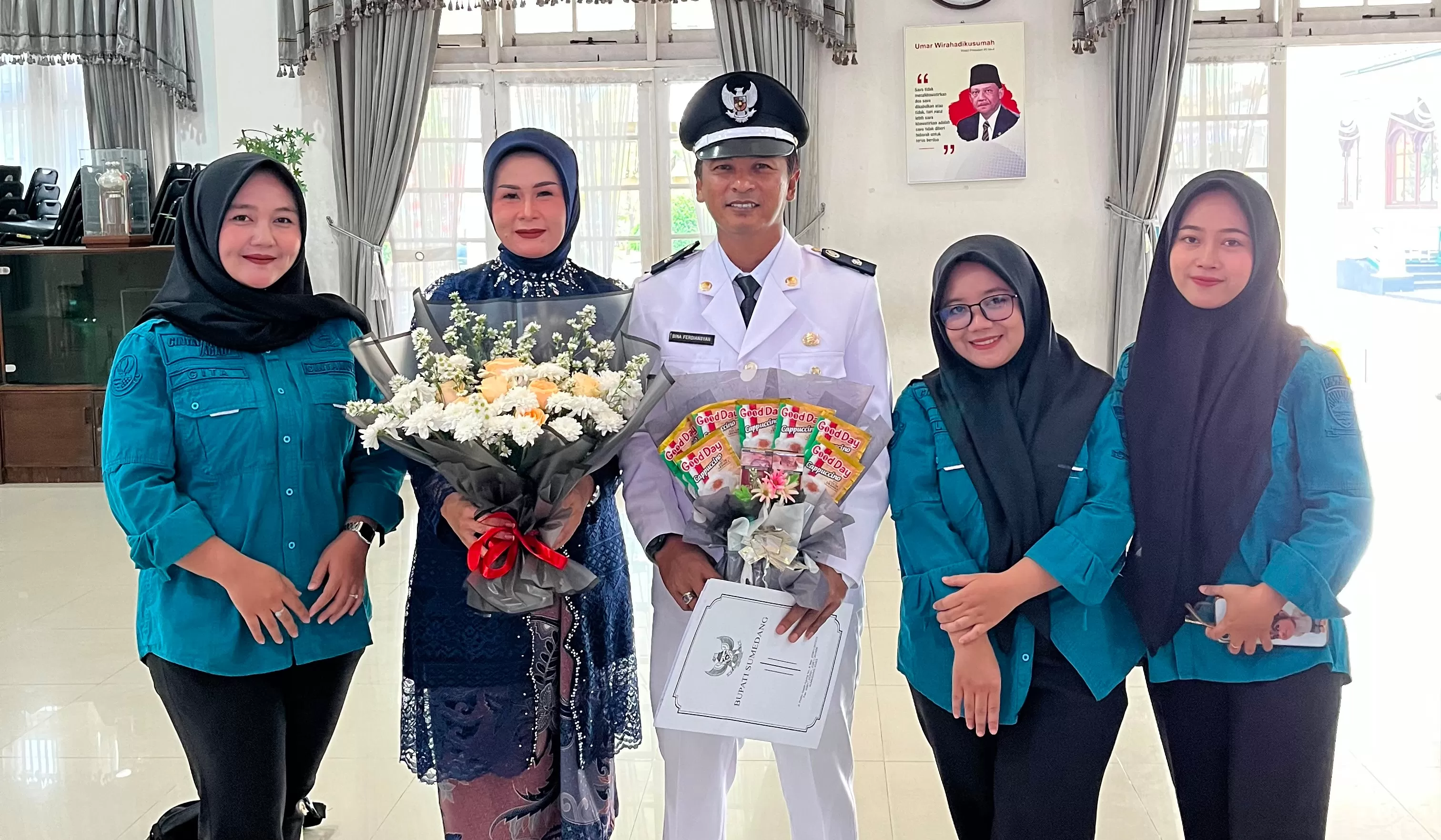 Kades Cintamulya Bina Ferdiansyah (tengah) (Foto : Istimewa) 