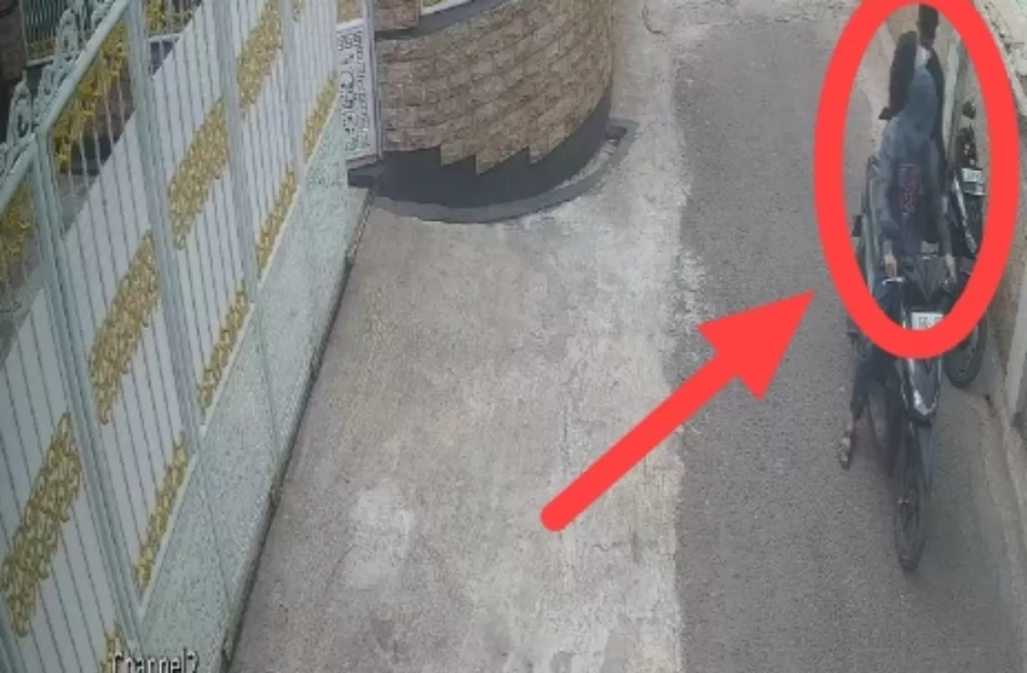 Tangkapan Layar Rekaman CCTV Warga saat Pencuri Motor di Tanjungsari Melancarkan Aksinya (Foto : Istimewa) 