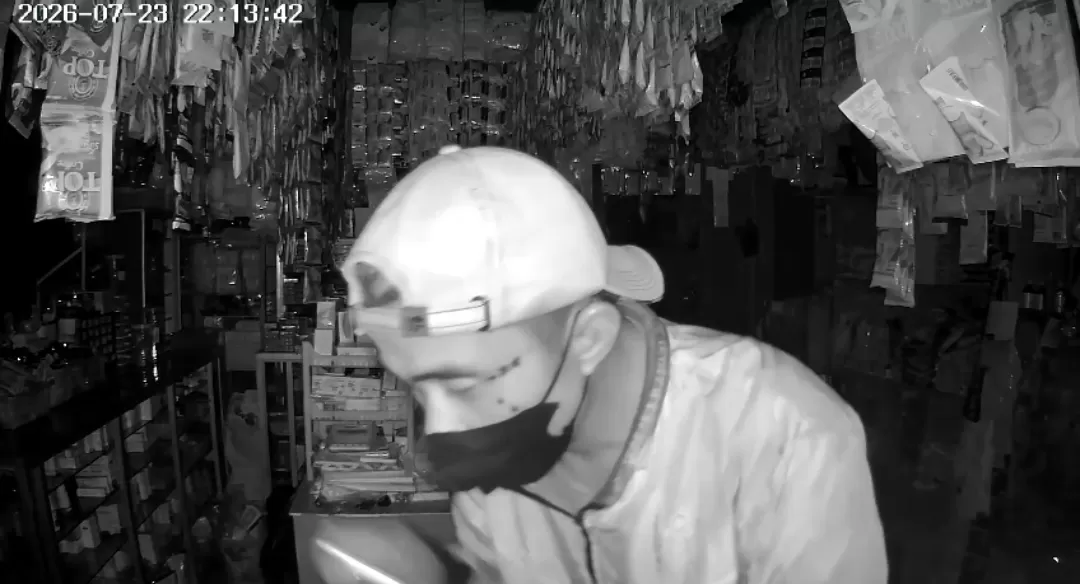 Maling terekam CCTV saat beraksi di dalam warung milik warga di Desa Boros, Tanjungkerta, Sumedang, Kamis (23/7/2026) malam.