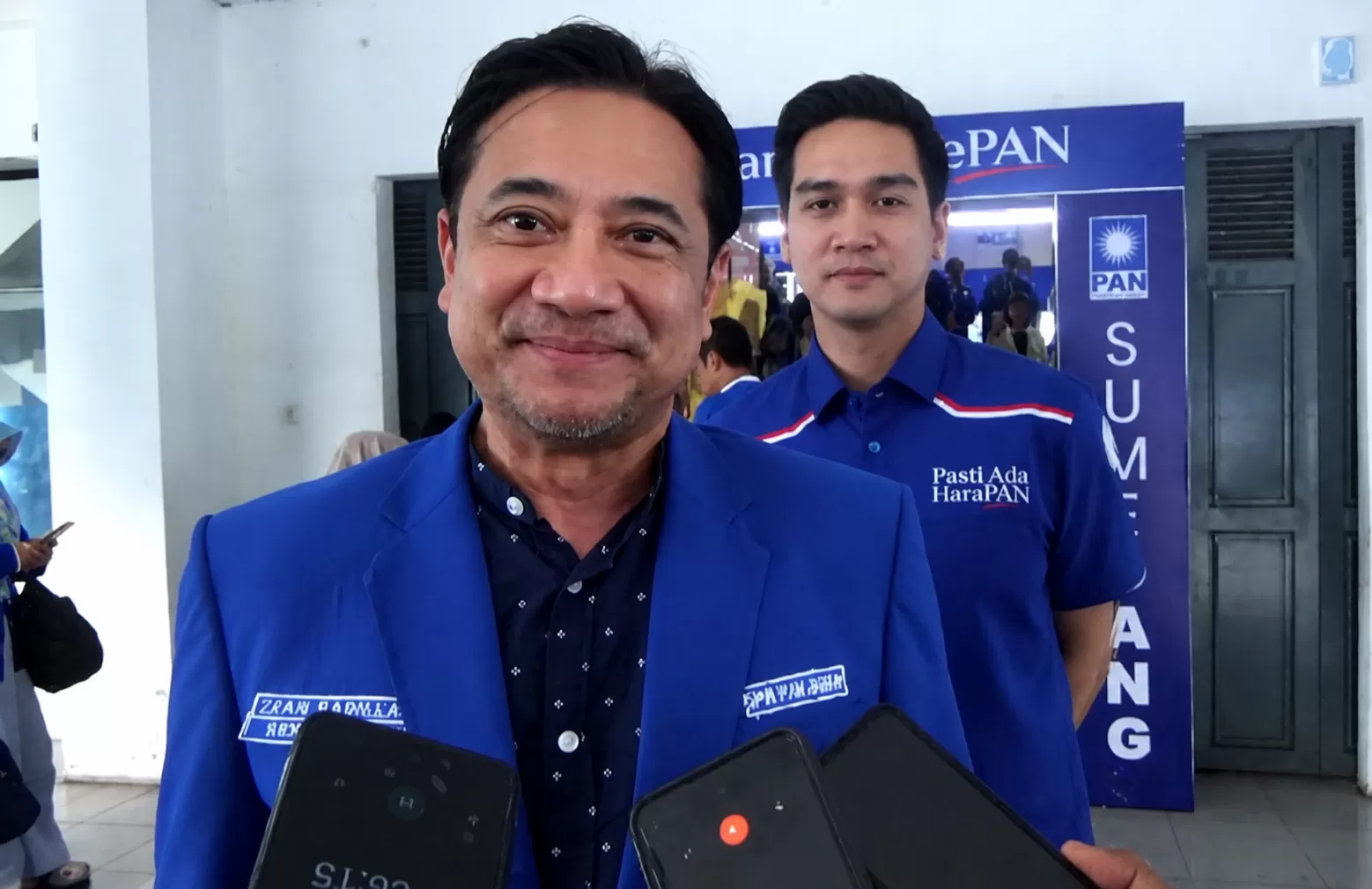 Sekretaris DPW PAN Jabar, Ivan Fadilla didampingi Ketua DPD PAN Sumedang, M. Fajar Aldila saat diwawancarai Awak Media di Acara Rakerda (Foto : Istimewa) 