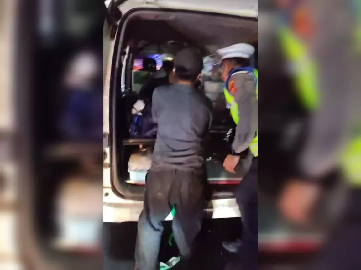 Personil Satlantas Polres Sumedang Bantu Evakuasi Ibu dan Bayi dalam Inkubator saat Peristiwa Kecelakaan Terjadi di Jatinangor