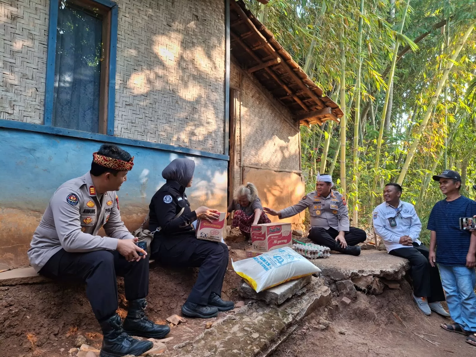Kabid Humas Polda Jabar, Kombes Pol. Hendra Rochmawan saat mengunjungi lansia sebatang kara di Desa Jatiroke Jatinangor Sumedang, Rabu (5/8/2026).