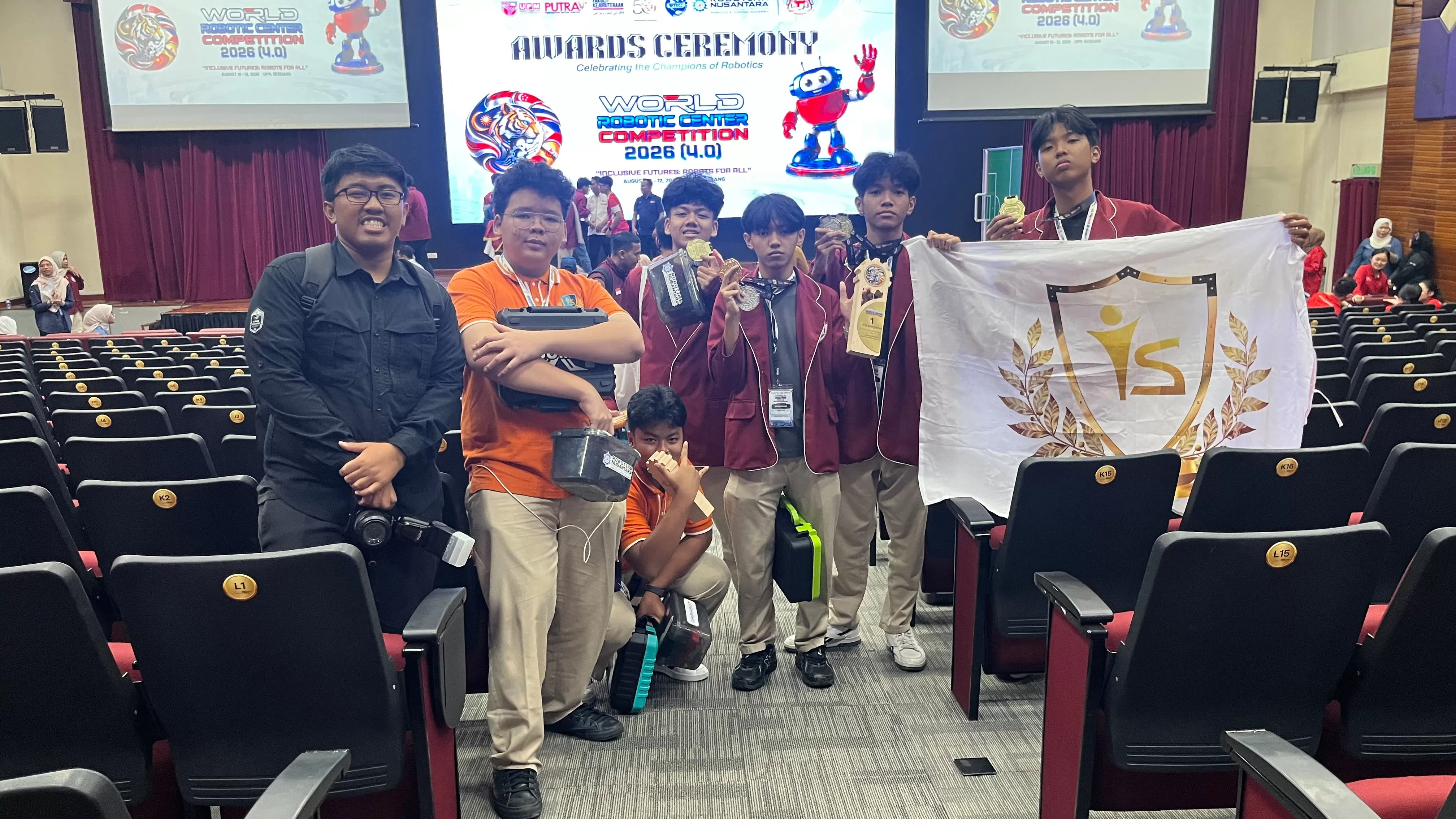 Potret siswa SD IT dalam Acara Penghargaan para pemenang lomba. (Foto: Ist) 