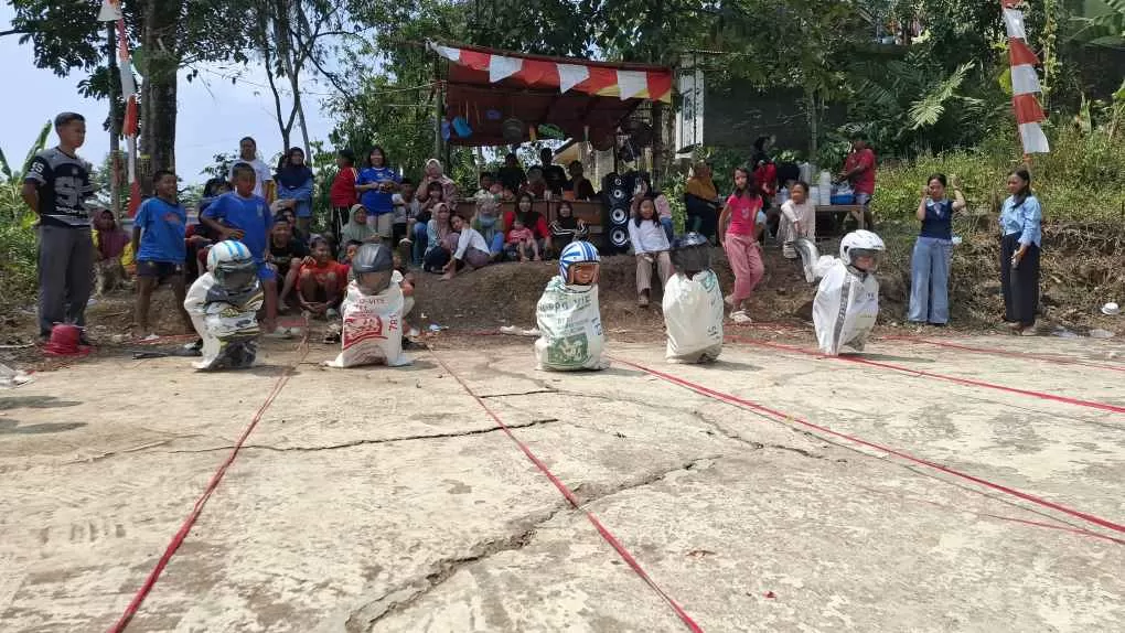 Keseruan Lomba Perayaan Kemerdekaan di Pamarisen Sumedang