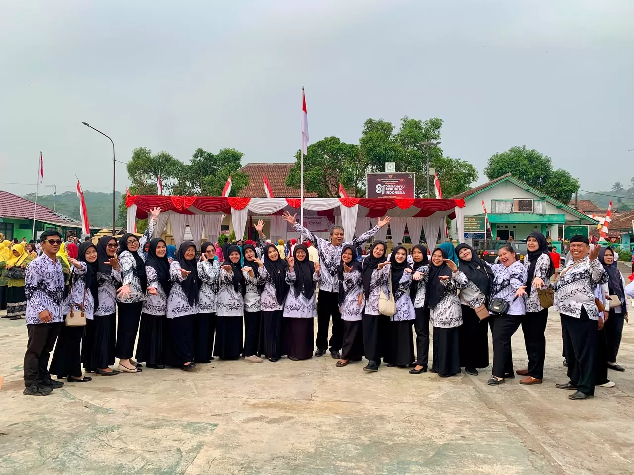 Guru PPPK Paruh Waktu saat foto bersama. (Foto : Istimewa)
