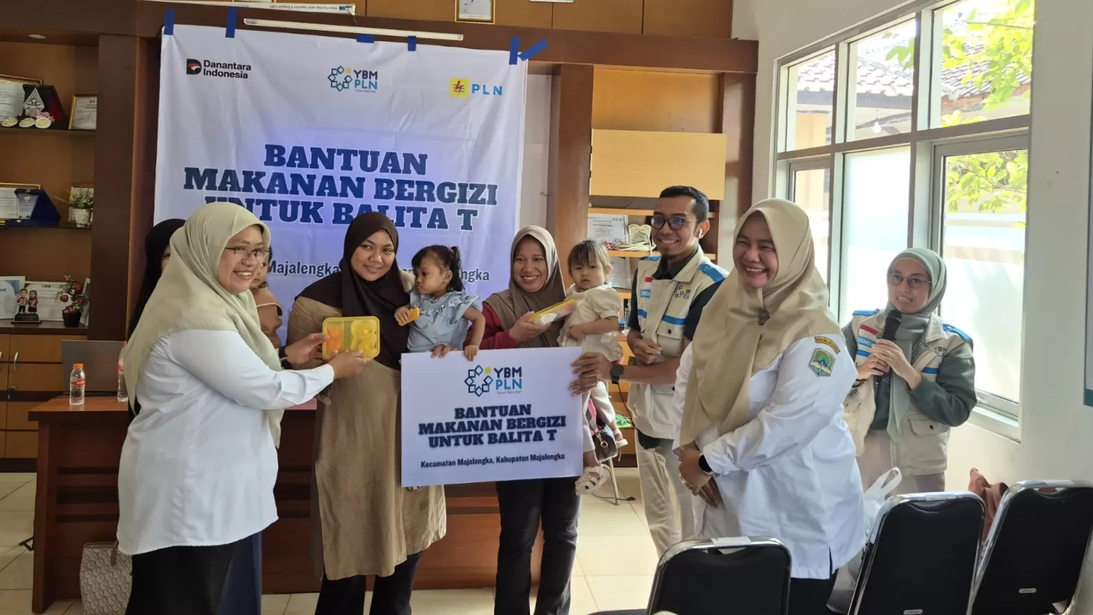 YBM dan PLN UP3 Sumedang saat melaksanakan bakti sosial pemberian makanan bergizi tambahan bagi balita di Majalengka, Rabu (26/8/2026). (FOTO: dok PLN)