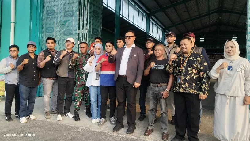 Foto bersama usai monitoring dan evaluasi Dirut Bulog ke gudang Sumedang, Sabtu (01/08/2026). (Foto:dedis) 