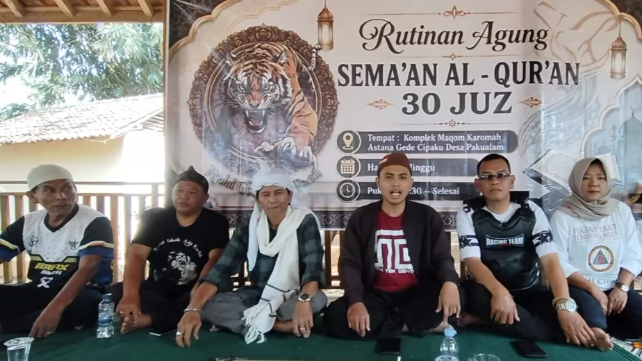 Foto bersama: Usai Acara Sema'an Al-Qur'an yang digelar di Astana Gede Cipaku, pada Minggu 2 Agustus 2026. (Foto:dedis) 