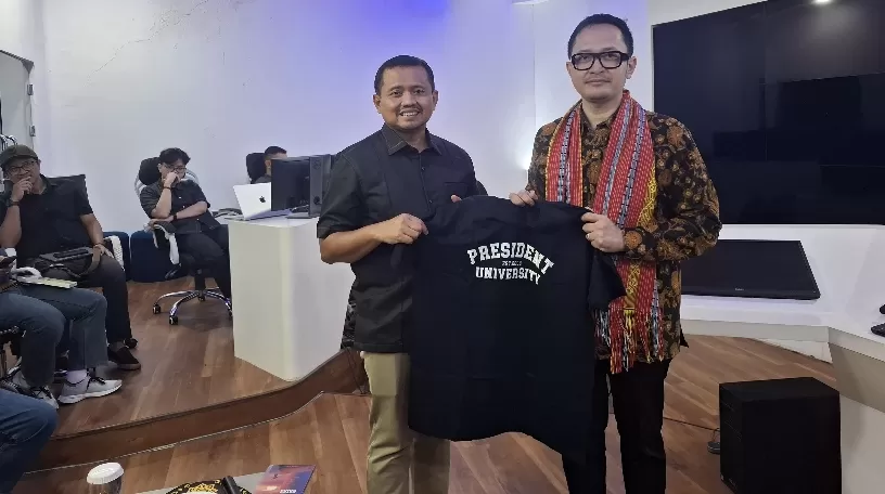 Bupati Sumedang Dony A Munir bersama Rektor Handa Abidin, sembari memegang baju bertuliskan President University, pada Minggu 2 Agustus 2026.(foto:ist) 