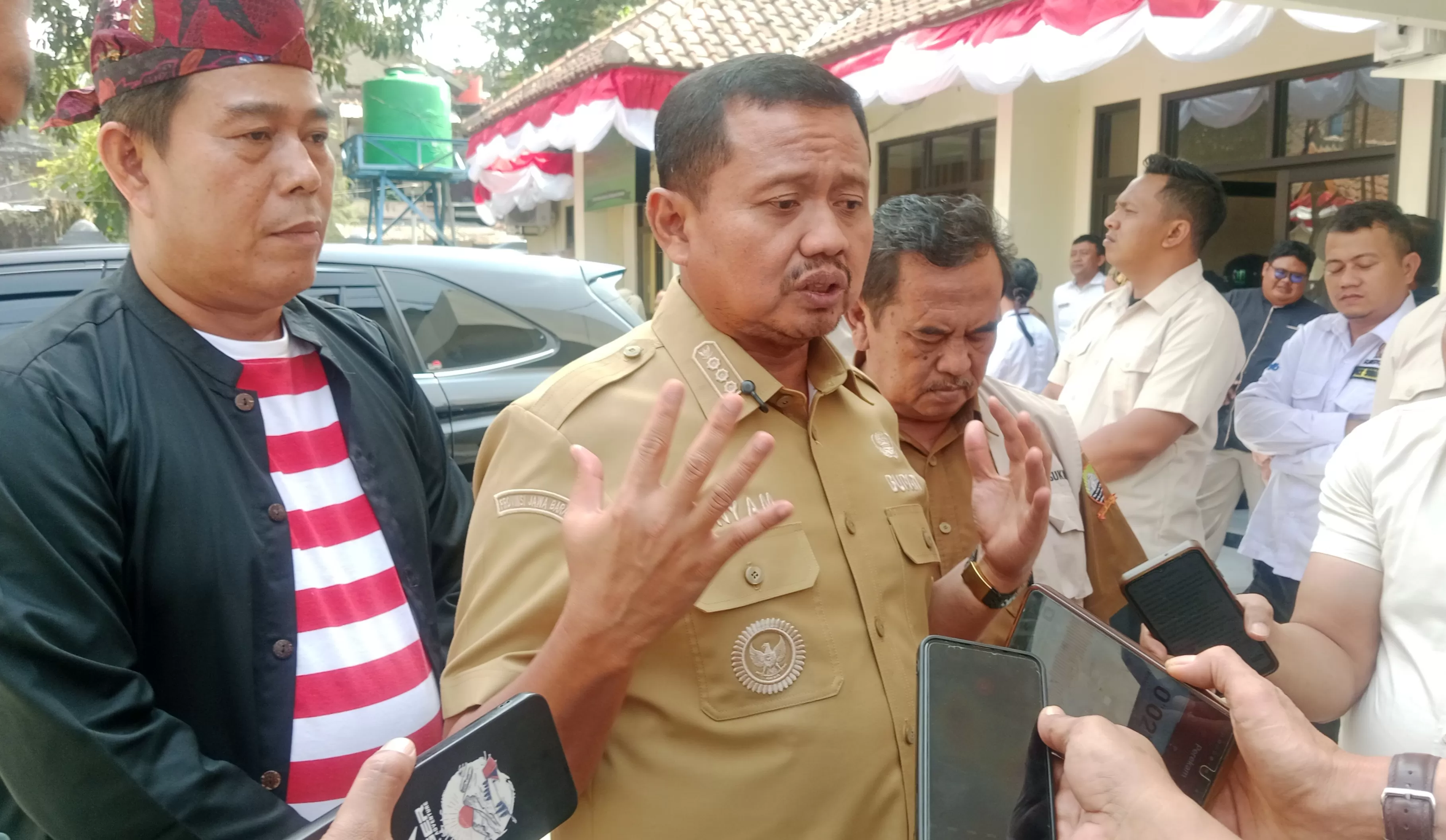 Bupati Sumedang, Dony Ahmad Munir (tengah) saat Diwawancarai Awak Media di Halaman Kantor Dinas Sosial Kabupaten Sumedang (Foto : ridwanm) 