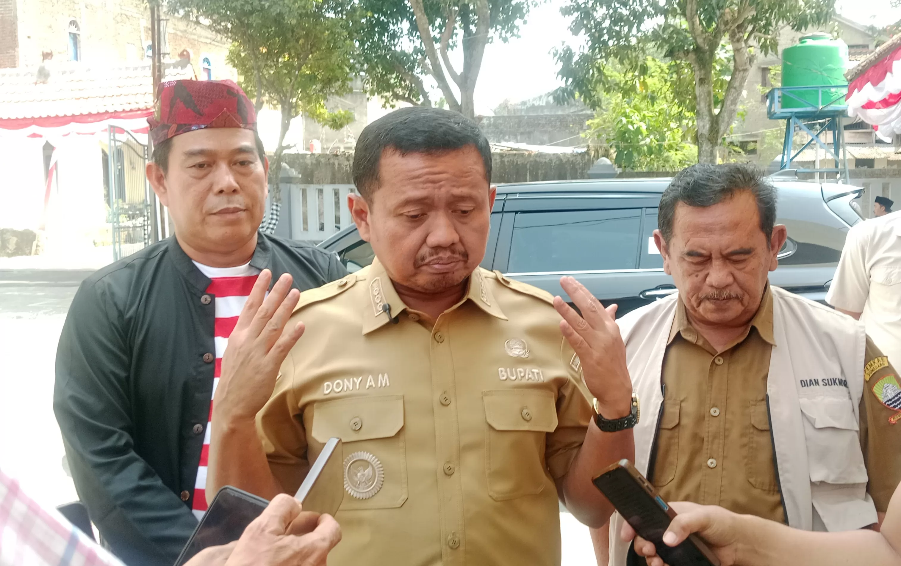 Bupati Sumedang, Dony Ahmad Munir (tengah) saat Diwawancarai Awak Media di Halaman Kantor Dinsos Sumedang (Foto : ridwanm) 