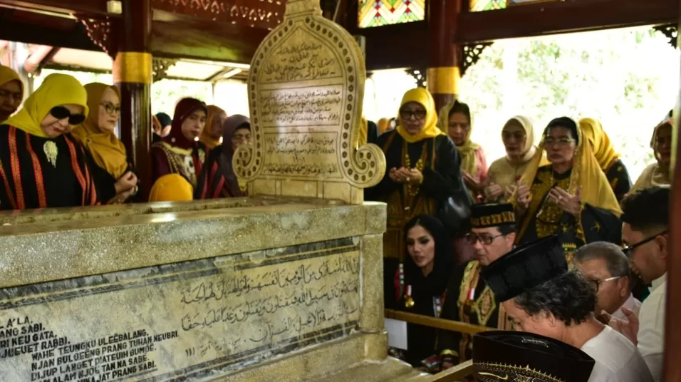 Momen Mentri Ekraf dan jajaran tawasul (berdoa) di makam pahlawan Cut Nyak Dhien, Selasa 4 Agustus 2026.(foto:ist) 