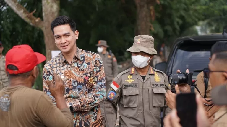 Potret momen Wabup Sumedang M Fajar Aldila di dampingi oleh Satpol-PP saat melaksanakan Penertiban Bangli, Selasa (04/08/2026). (Foto:Istimewa) 
