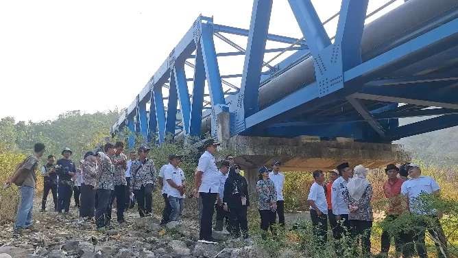 Potret Bupati Sumedang Dony Ahmad Munir beserta jajaran meninjau langsung ke lokasi proyek bendung rangrang. (Foto:Istimewa) 