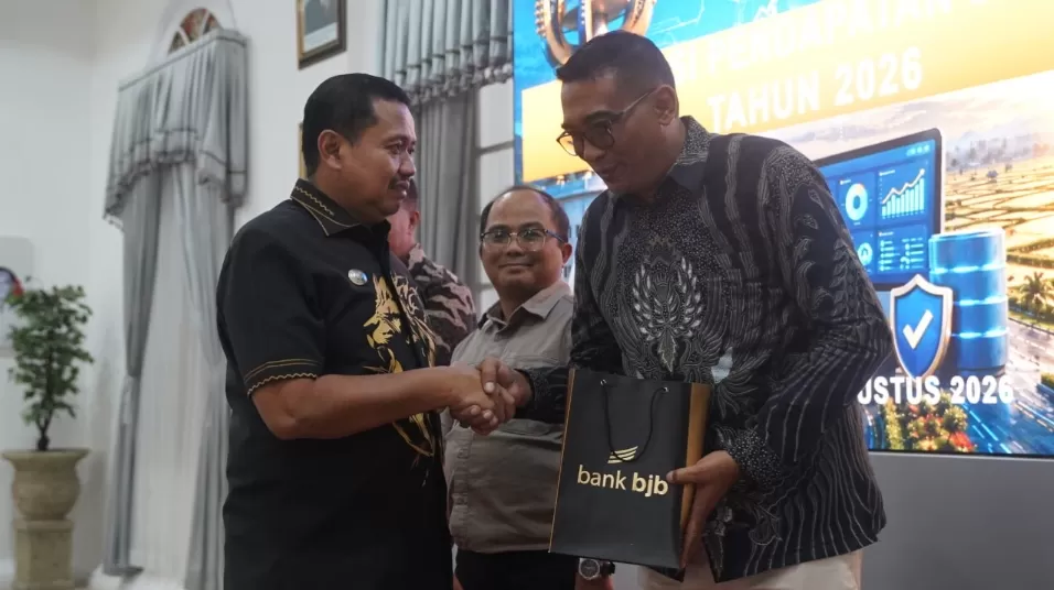 Bupati Dony Ahmad Munir Berjabatangan dengan Kepala Bapenda Rohana pada acara Evaluasi PAD, Kamis 6 Agustus 2026.(foto:ist) 