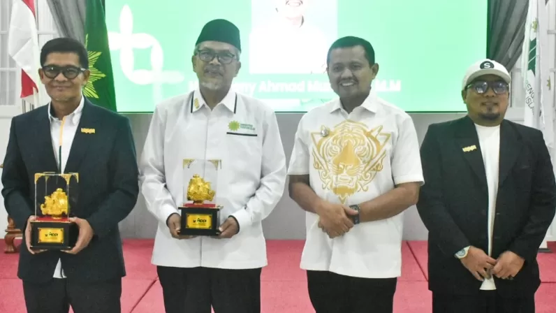 Foto bersama: Ketua beserta jajaran HIPPI bersama Dony, selaku keynote dalam acara pelantikan, Kamis 13 Agustus 2026, di GN Sumedang. (Foto:Ist) 