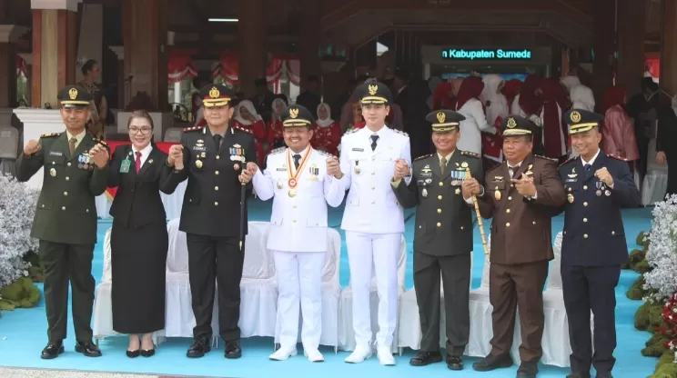 Berfoto bersama: Bupati Sumedang dan Kalapas Beserta jajaran, pada momen hari kemerdekaan ke-81 RI di pendopo pusat pemerintahan sumedang. 17 Agustus 2026.(foto:ist) 