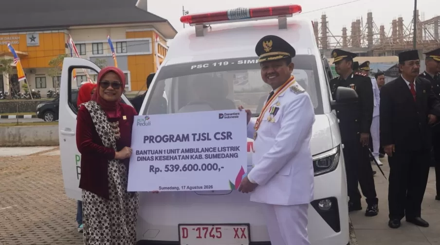 Penyerahan mobil ambulan: PLN dan Pemerintah Kabupaten Sumedang. (17/08/2026). Ist