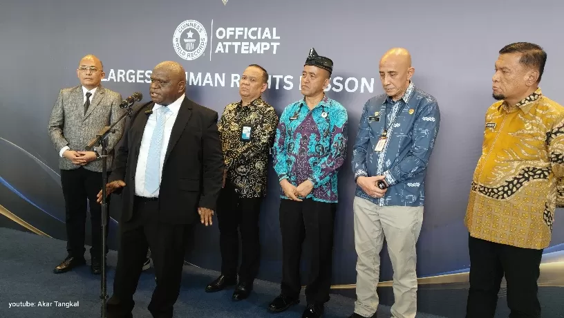 Mentri HAM RI, Natalius Pigai, saat dorstop di halaman gedung balairung IPDN, Jum'at (21/08/2026). 