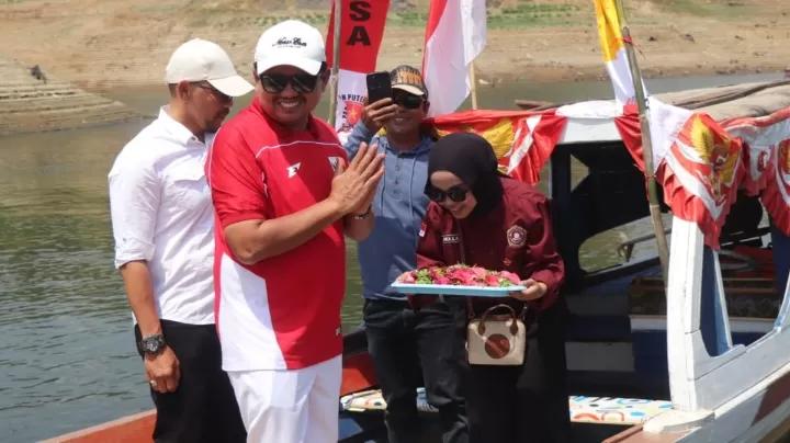 Bupati Sumedang, Dony Ahmad Munir dalam acara perahu hias, Sabtu (22/08/2026). (Foto:Ist) 